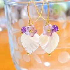 お花とマザーオブパールリーフとアメジストのピアス