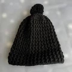 レディース、キッズ　黒いポンポン付きニット帽　手編み品