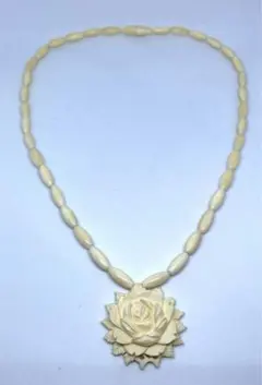 ハルカ様　ヴィンテージ￼ 象牙調◆手彫り　ネックレス　バラのデザイン