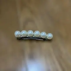 パール装飾のホワイトバレッタ