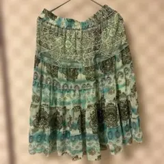 切り替えがあるティアードデザインで、ペイズリー柄や花柄などの多色使いのスカート