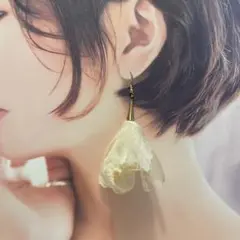 70 ピアス　オーガンジー　クリーム色　ふんわり　柔らか　可愛い　揺れる　フック