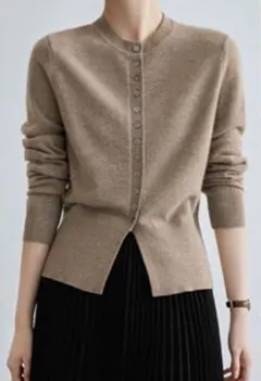 【新品未使用品】ボタン付き ニット　長袖　ベージュ系