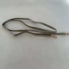 グレーのスマホショルダーストラップ