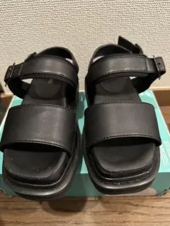 ブラックストラップサンダル厚底
