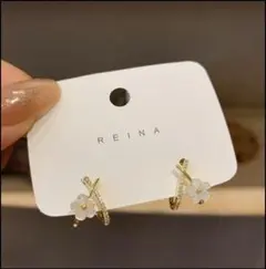 【人気商品】フラワーピアス ゴールド 花 キラキラ カジュアル レディース