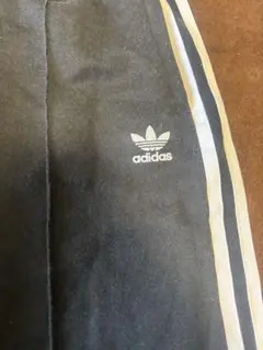 adidas ストライプ トレーニングパンツ 黒