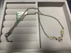 葉のモチーフ ネックレス ピンクストーン