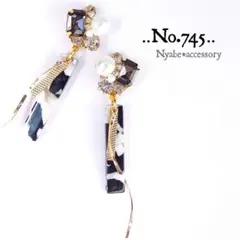 【745】ハンドメイドピアスイヤリング春ピアス大ぶり黒白ブラック揺れる大振り