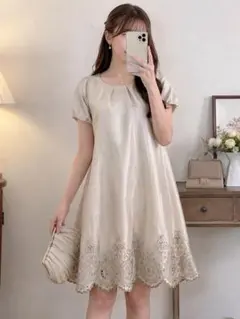 ELLE PLANETE 光沢 刺繍ワンピース 38 ベージュ シャンタン風のサムネイル