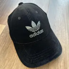 adidasベロアキャップ