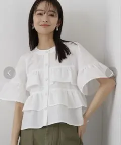 N.Natural Beauty Basic フロントボタンラッフルブラウス　白のサムネイル