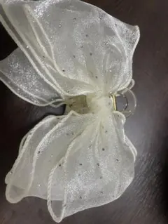 (水曜日まで限定出品)キラキラストーン付きホワイトリボン型ヘアクリップ