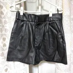 ZARA 黒 レザー ショートパンツ XS