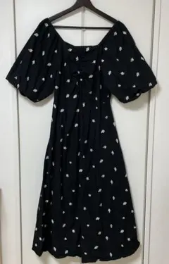 【美品】VIS 小花柄刺繍スクエアネックワンピース