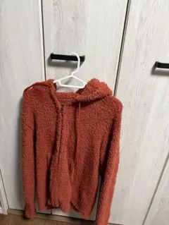 オレンジ フリースジャケット フード付き