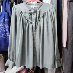 【新品】洋服の青山 ブラウスM オフィス グリーン系 ボトルネック サテン風のサムネイル