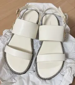 CHARLES & KEITH サンダル ホワイト 35 箱付きのサムネイル