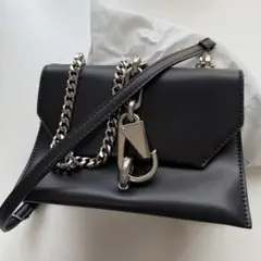 CHARLES & KEITH ブラックショルダーバッグ