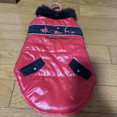 赤いファー付き犬用コート