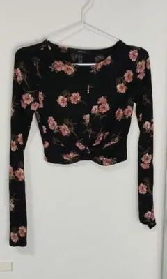 FOREVER 21 長袖 クロップド丈 花柄トップスのサムネイル