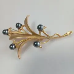 黒い真珠の付いたブローチ