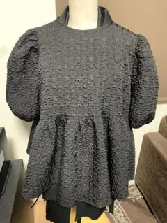 黒 ペプラム テクスチャー トップス リボン付き