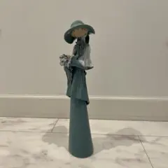 ルイーズオージェLouise Auger 陶器製 花束を持つ女性フィギュリン