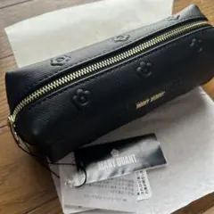 マリークワント　シンプルエンボスデイジー スクエアペンケース（ブラック）