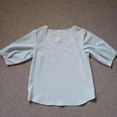 水色 刺繍入り Vネックブラウス Mサイズ