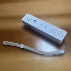 Wiiリモコン ホワイト ストラップ付きジャンク扱い商品で出品。