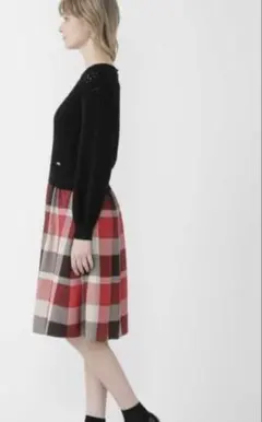 黒ニットと赤チェックスカートセット