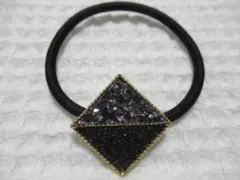 ２種類（ブラック・グレー）系色のラメ付き　ゴールドメタル系の正方形型　ヘアゴム