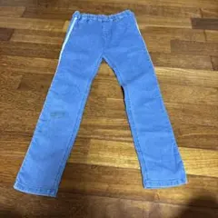 青いストレートレッグパンツ