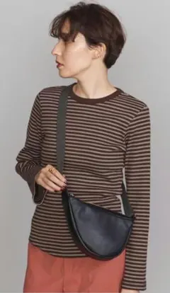 BEAUTY&YOUTH レザーハーフムーン ショルダーバッグ　ブラックのサムネイル