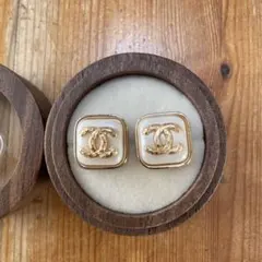 CHANEL スクエアピアス ホワイト ゴールド - メルカリ