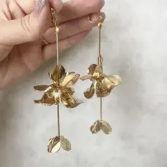 大人気　ゴールドフラワーチェーン　大ぶりイヤリング　ピアス　結婚式　前撮り