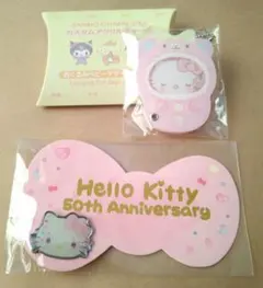 ハローキティ　アクリルチャーム、ピンバッジ　２点セット