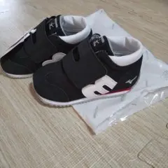 新品タグ付きです!!!ミキハウス × ミズノ ベルクロシューズ ブラック14cm