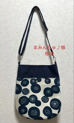 サコッシュショルダーバッグ　B58 あんぱんフラワー　白地/紺