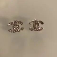 CHANEL CCロゴスタッドピアス