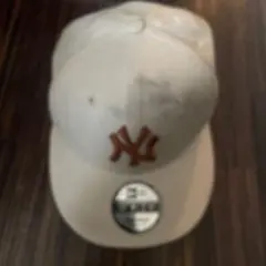 New Era 9FIFTY ベージュキャップ NYロゴ