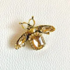 蜂　ブローチ　フォーマル　スーツ　ビジュー　ゴールド　ラペルピン