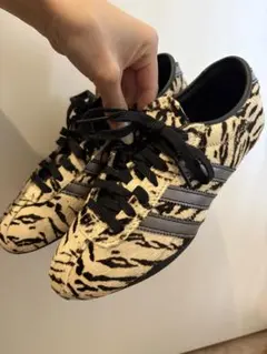 adidas ゼブラ柄 スニーカー