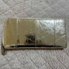 ゴールドの長財布