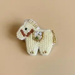 ビーズ刺繍ブローチ　ハンドメイド　木馬　午年