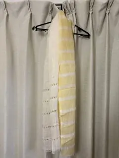 ホワイトとイエローのストライプストール