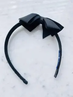 黒いリボン付きカチューシャ