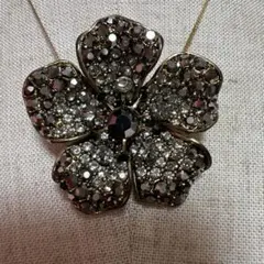 クリスタル花形ペンダントネックレスWIEN刻印　☝˃̵͈̑ᴗ˂̵͈̑❤