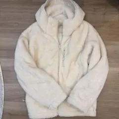 フード付きクリーム色フリースジャケット